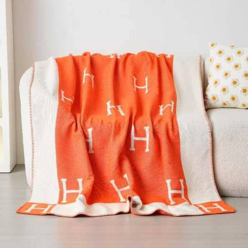 Scarf 
90 dhs🪙🌨️
105 dhs🪙🌨️ 

with box
🎁🎁🎁

Zain93
♥️♥️♥️