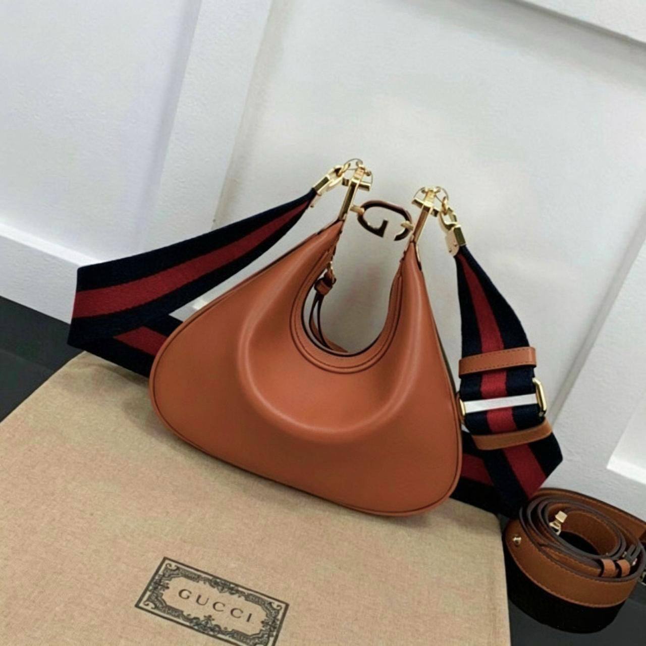 Gucci

24*18*4cm

With box
🎁🎁🎁

110 dhs✅

Zain17
♥️♥️♥️