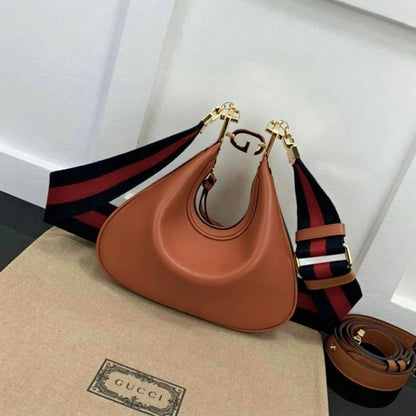 Gucci

24*18*4cm

With box
🎁🎁🎁

110 dhs✅

Zain17
♥️♥️♥️