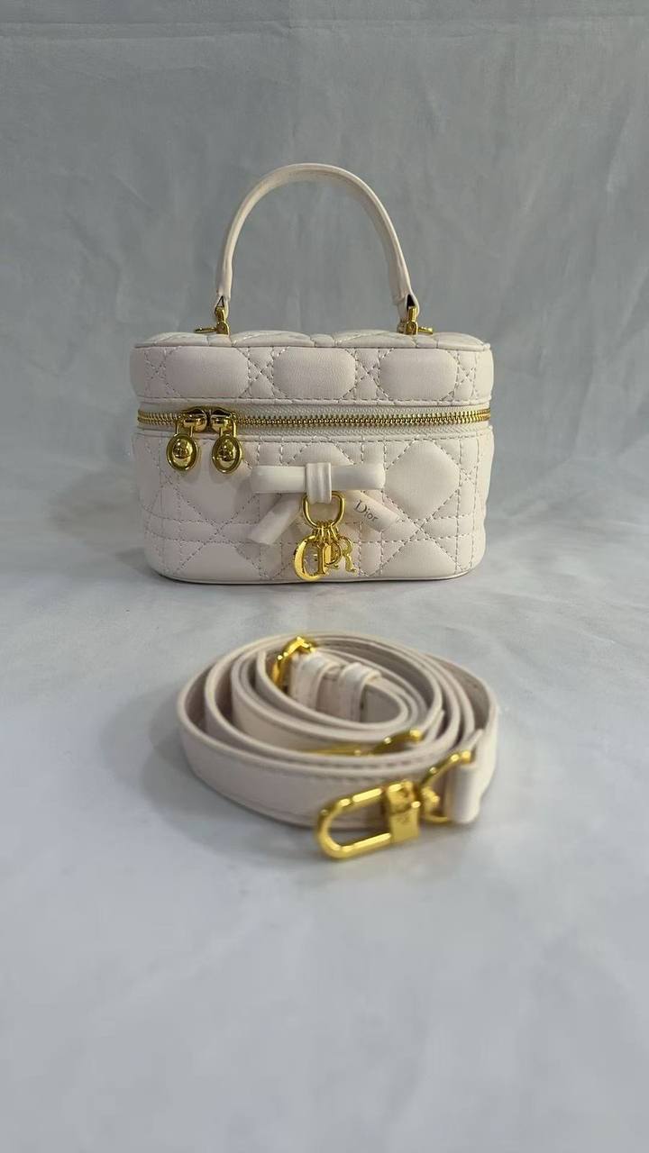 DIOR 
95 dhs✅
with box

Zain90
Zain143
♥️♥️♥️