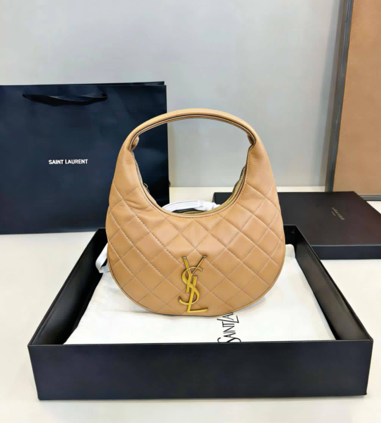 YSL 
COPY ONE SMALL SIZE NEW CAME 

WITH BOX 
🎁🎁🎁

130 dhs🪙🌨️

Zain39
♥️♥️♥️