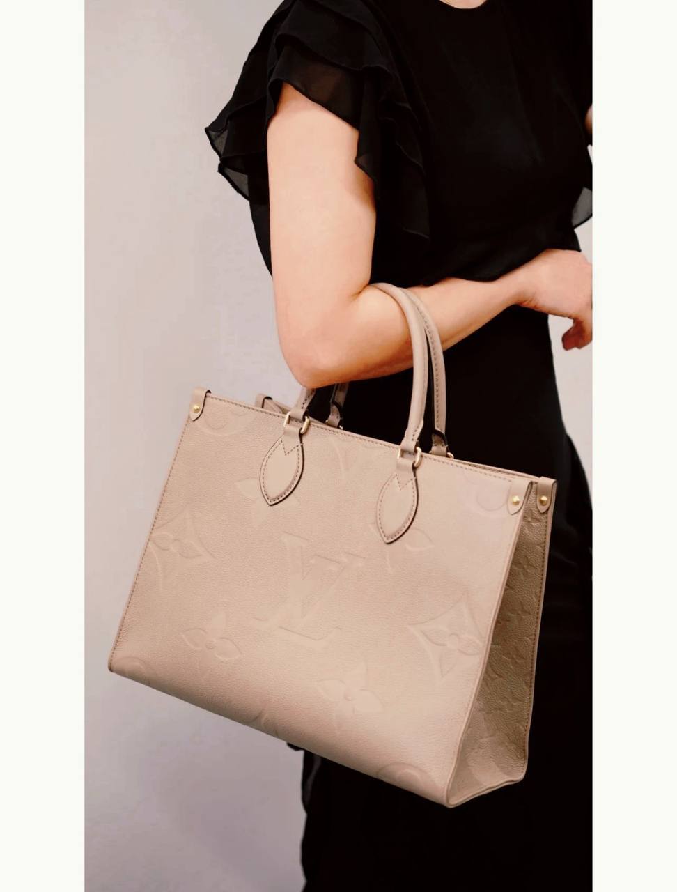 LV
ONTHEGO BIG SIZE NEW CAME GOOD QUALITY 
110 dhs🇦🇪🇦🇪

Zain295
♥️♥️♥️