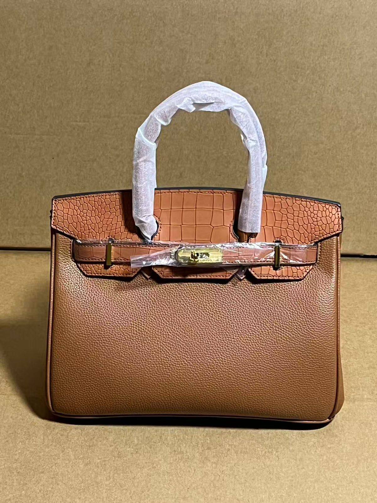 Hermes
 size 30 cm 
120 dhs❣️

Zain278
♥️♥️♥️
