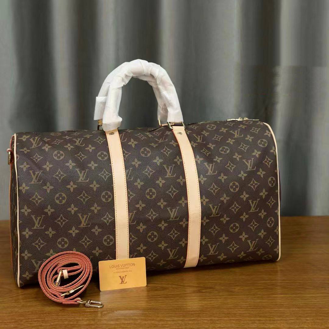 LV TRAVELLING BAG NEW CAME GOOD QUALITY 
120 dhs🪙🌨️
SIZE : 55cm

Zain39
♥️♥️♥️