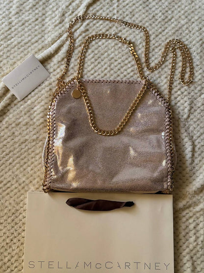 STELLA McCARTNEY
25cm
350 dhs🪙🌨️
Top quality

Zain167
♥️♥️♥️