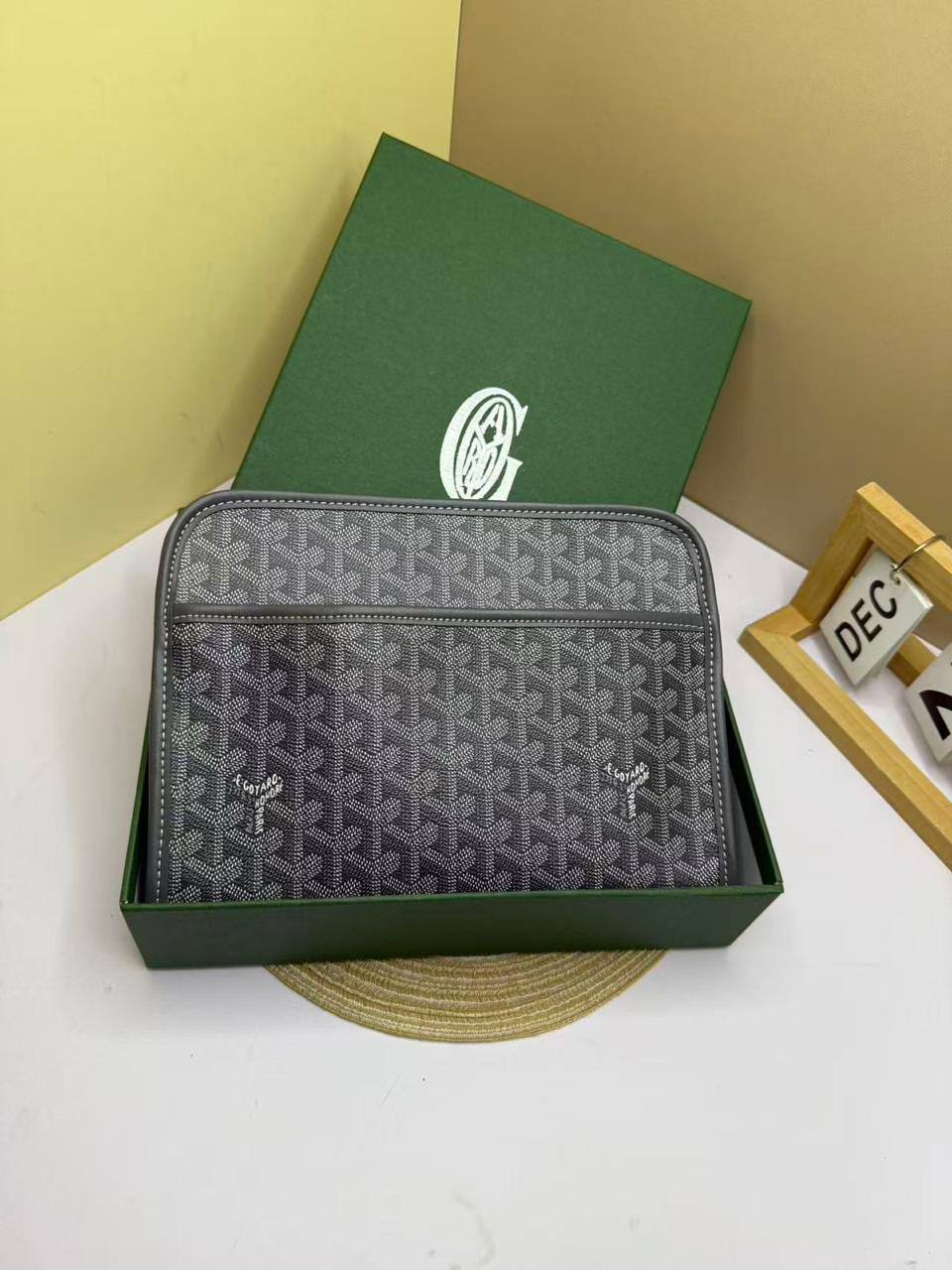 🌈 Goyard Clutch
1️⃣ First quality +🎁
Size : 25 * 21 cm
75 dhs🇦🇪
with box 🎁

Zain115
♥️♥️♥️