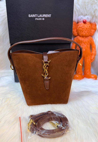 YSL
good quality, 

comes with box, 🎁🎁🎁

size... 22 *18 cm 
95 dhs💓

Zain12
♥️♥️♥️