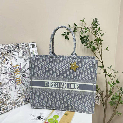 Dior

42*35*15.5cm

With start and scarf 

With box 

105 dhs🇦🇪🇦🇪

Zain17
♥️♥️♥️