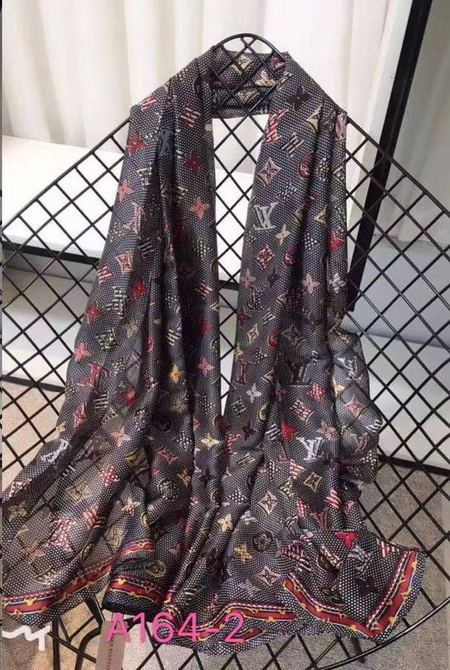 Silk scarf 
40 dhs🪙💕

Zain93
♥️♥️♥️