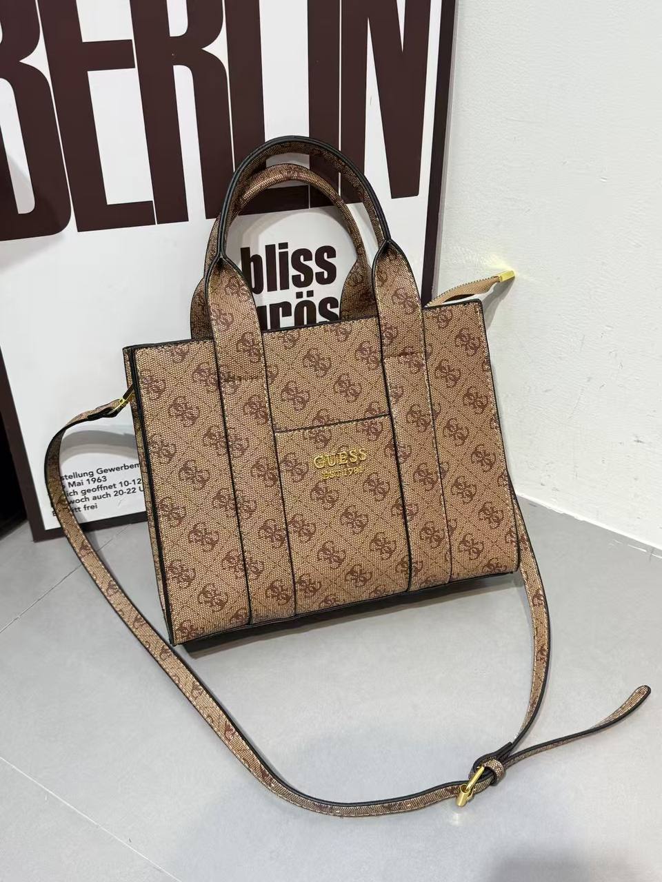 Guess
70 dhs💓

Zain232
♥️♥️♥️