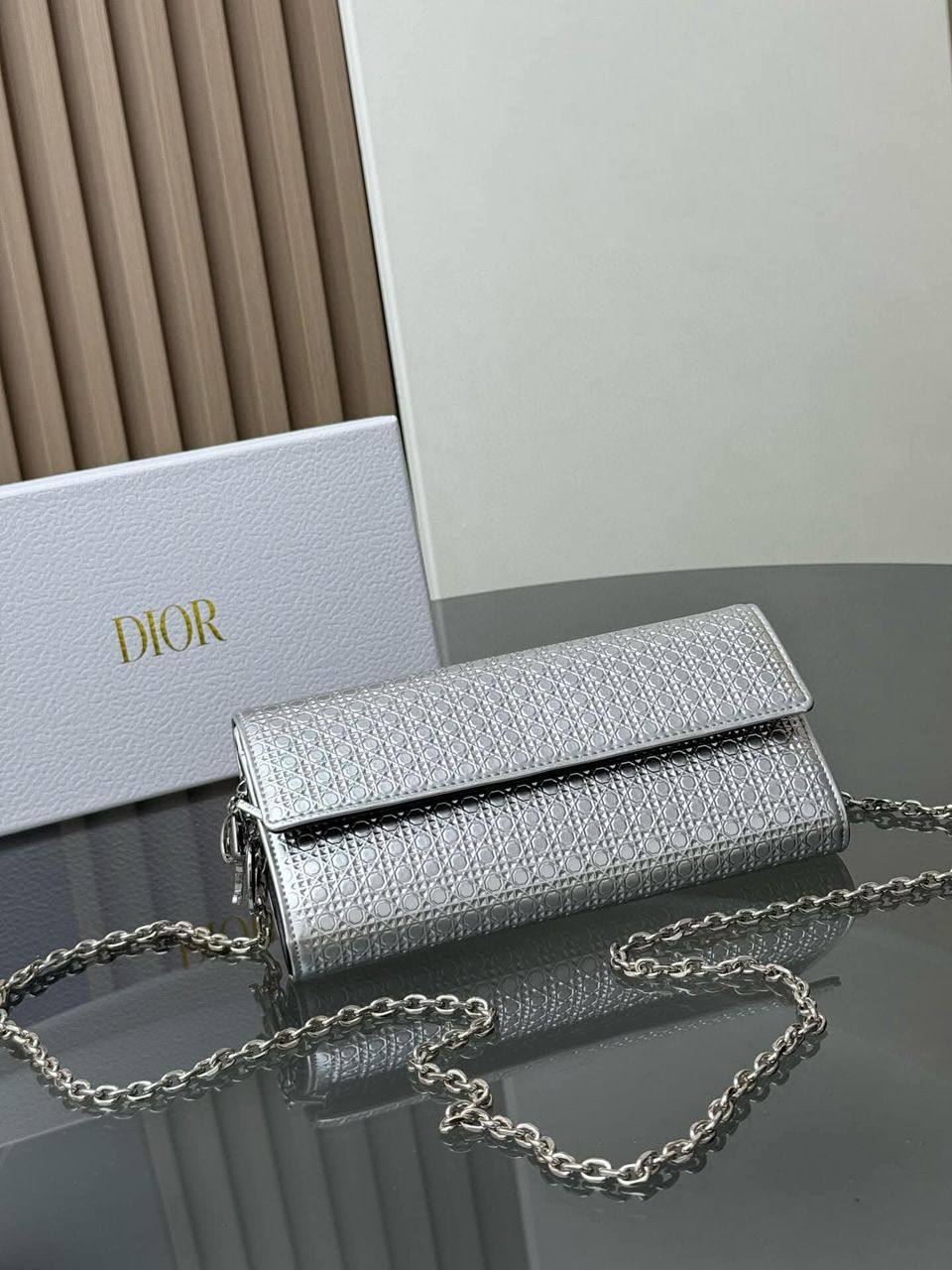 Dior 
100 dhs🇦🇪🇦🇪
with box
size 21cm

Zain42
♥️♥️♥️