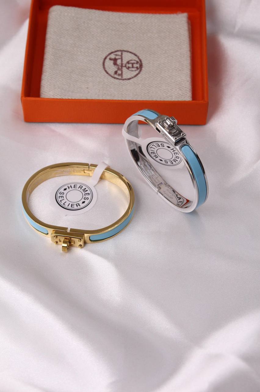 *HERMES*  🧡🐎
    *  ⬆️MINI CLIC KELLY BRACELET
* ⁠↗️ *Super Master Quality* ®️
* ⁠Gold Plated
* ⁠Size 17cm
*125 dhs👑* with *Normal* Box & Bag
*145 dhs👑* with *Orignal* Packaging 🎁

Zain209
♥️♥️♥️