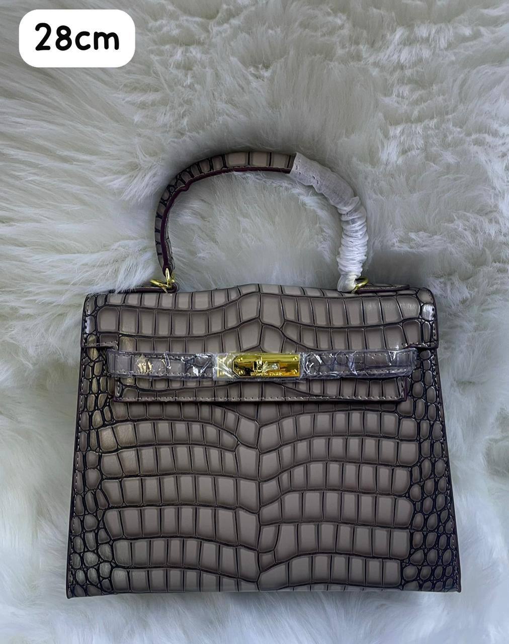 Hermes
105 dhs✅ 

with box
🎁🎁🎁

Zain72
♥️♥️♥️