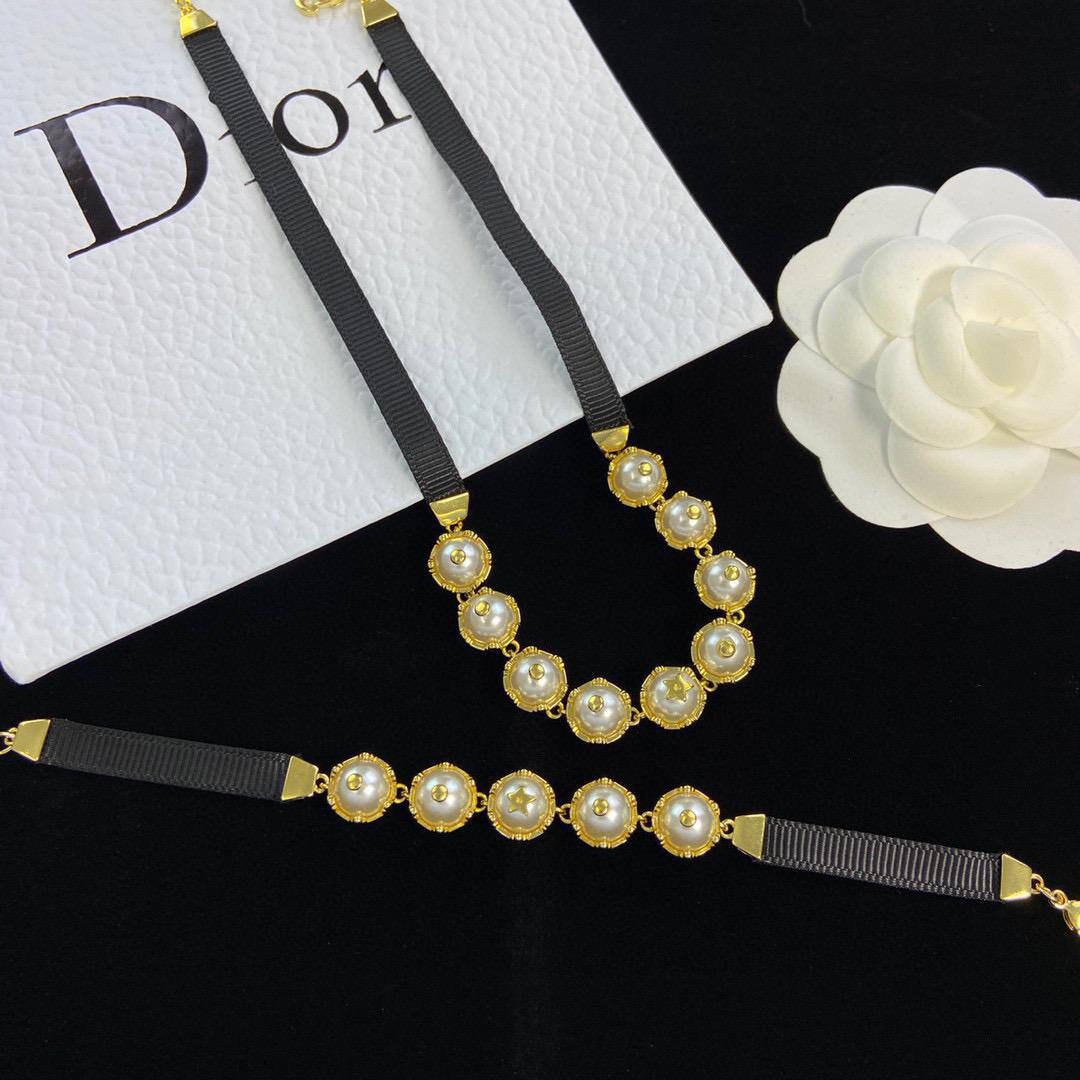 DIOR SET
MASTER
💫✨
115 DHS✅
WITH BOX AND PAPER BAG🛍️🎁

Zain89
♥️♥️♥️