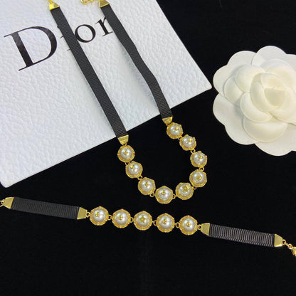 DIOR SET
MASTER
💫✨
115 DHS✅
WITH BOX AND PAPER BAG🛍️🎁

Zain89
♥️♥️♥️
