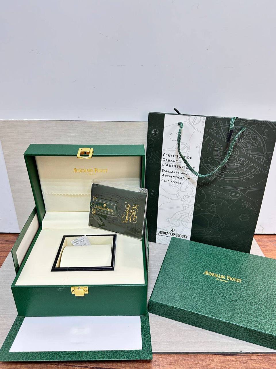 Master Watches Boxes
50 dhs🌺
with Card & paper bag

Zain85
♥️♥️♥️