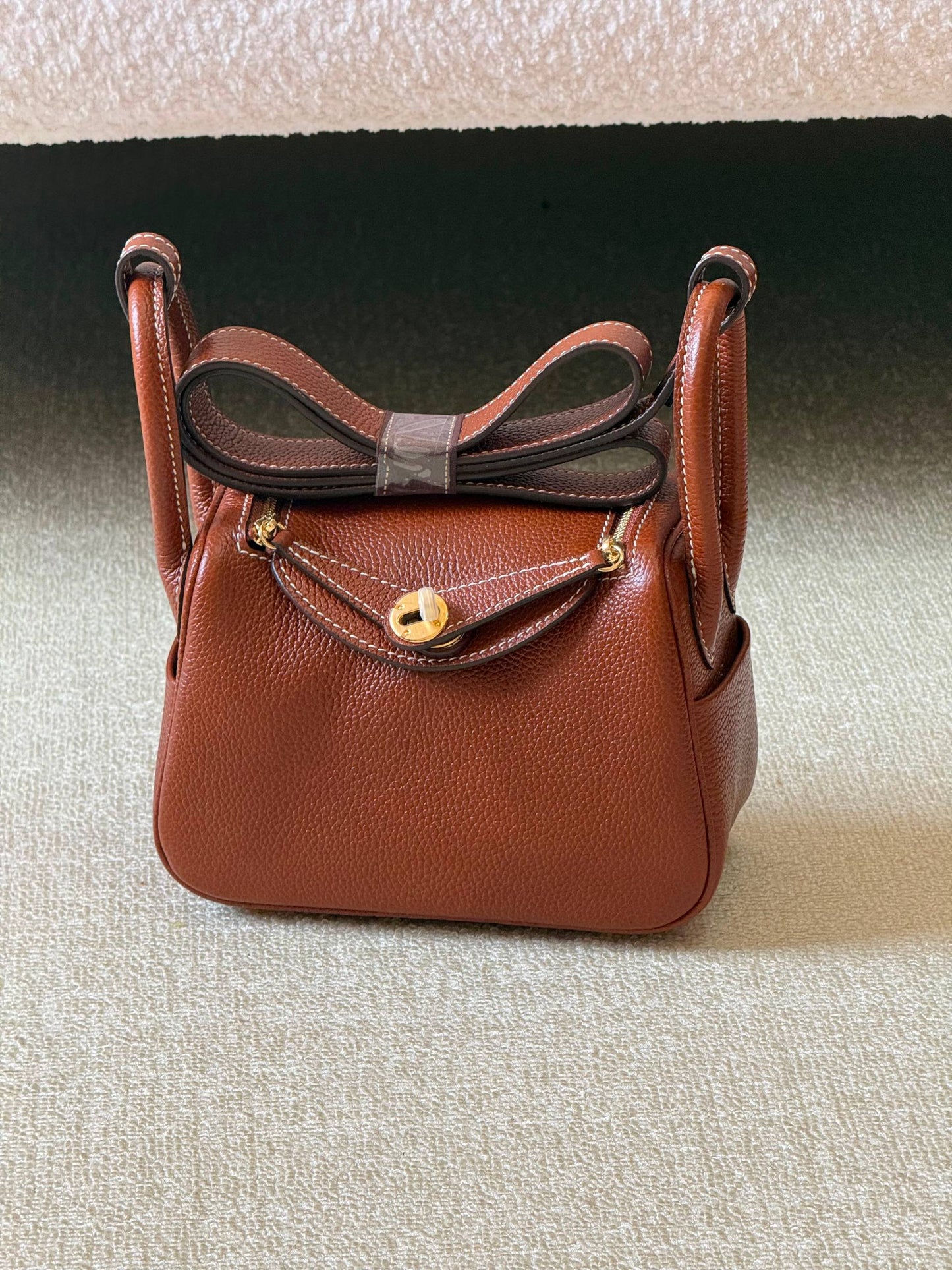 Hermes mini Lindy 18cm💥Master quality ✅with box 📦 
340 dhs✅

Zain51
♥️♥️♥️