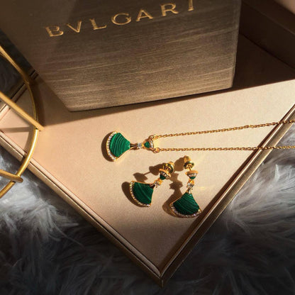 Bvlgari set* 💐
Necklace 
Earrings 
Master quality 💕

*100* AED normal box 📦

Zain48
♥️♥️♥️