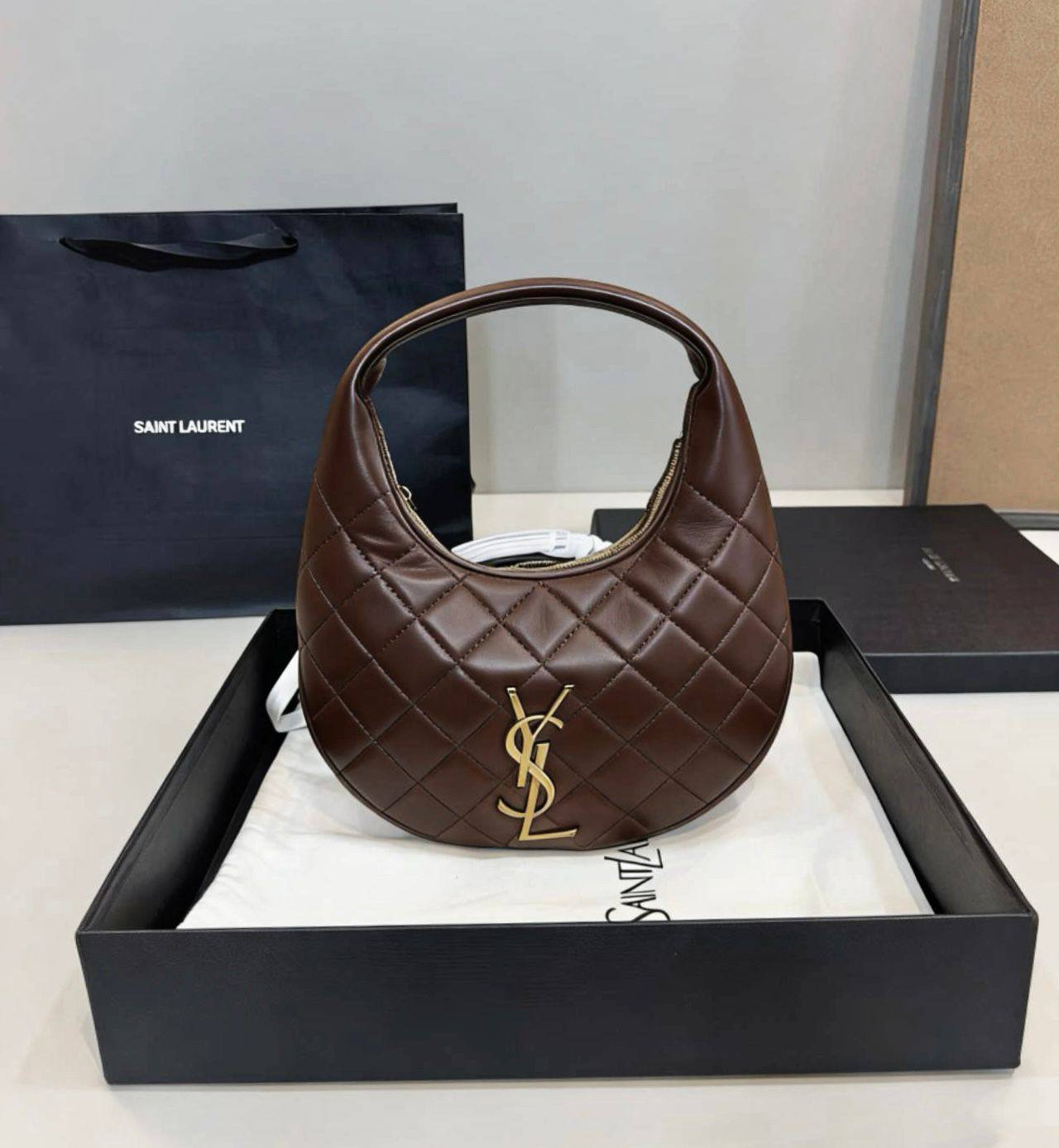 YSL 
COPY ONE SMALL SIZE NEW CAME 

WITH BOX 
🎁🎁🎁

130 dhs🪙🌨️

Zain39
♥️♥️♥️