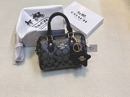 Coach
95 dhs✅

with box
🎁🎁🎁

size 18×10×12cm

Zain42
♥️♥️♥️