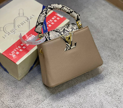 LV

with box 
🎁🎁🎁

High quality 
230 dhs✅
Size 21cm

Zain175
♥️♥️♥️