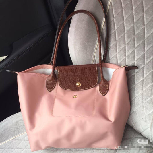 🌷 Longchamp long portable
1⃣️ First quality
Size: 43 * 29 cm
65 dhs💚

Zain115
♥️♥️♥️