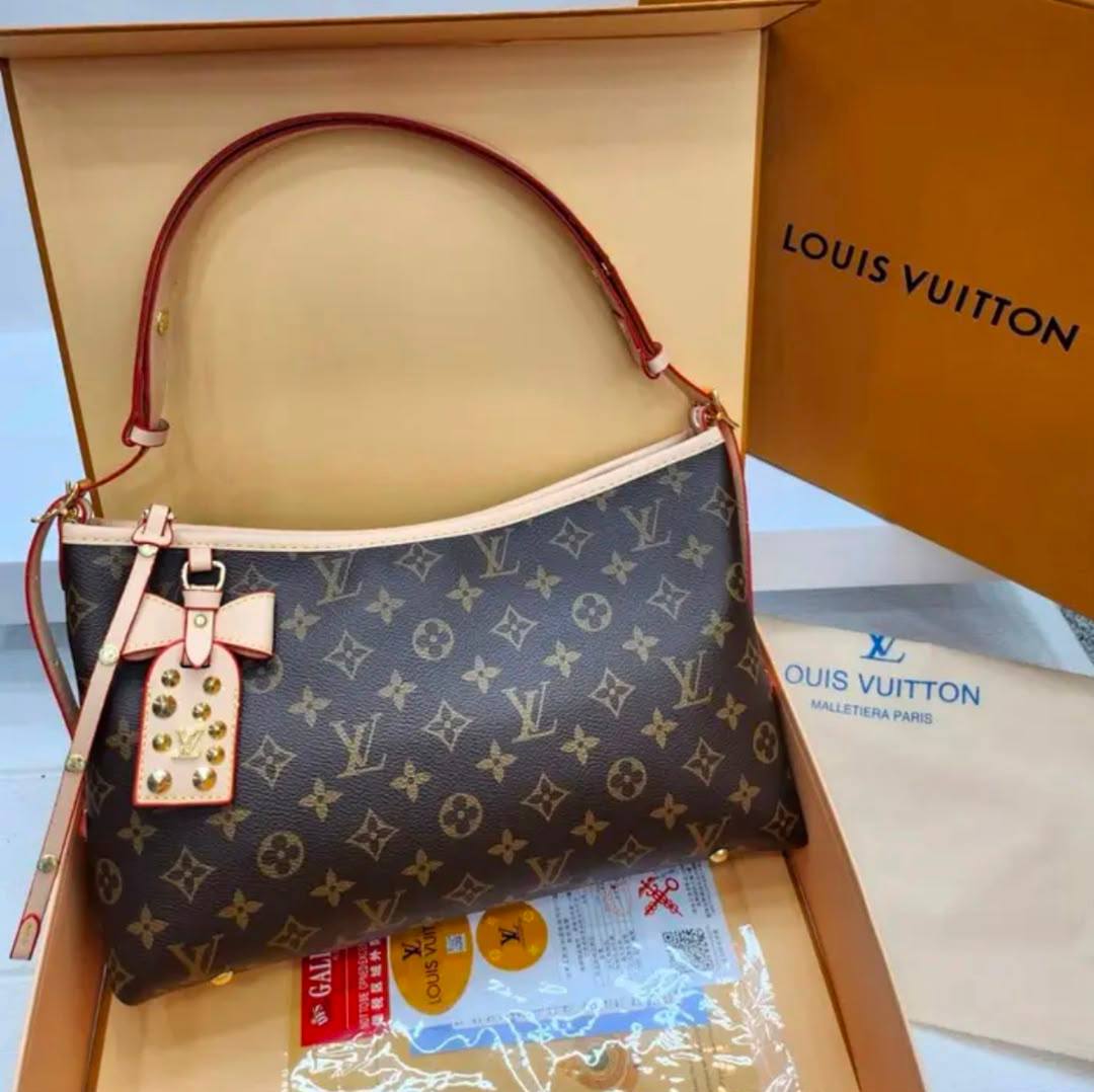 LV
110 dhs💛
with box
size 32×9×22cm

Zain42
♥️♥️♥️