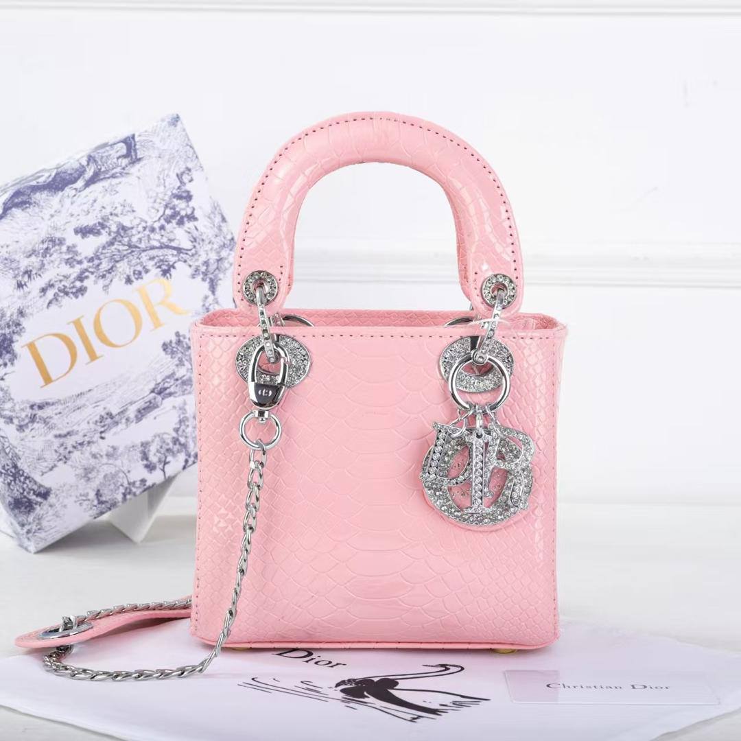 Dior
110 dhs✅
with box
size 17cm

Zain26
♥️♥️♥️