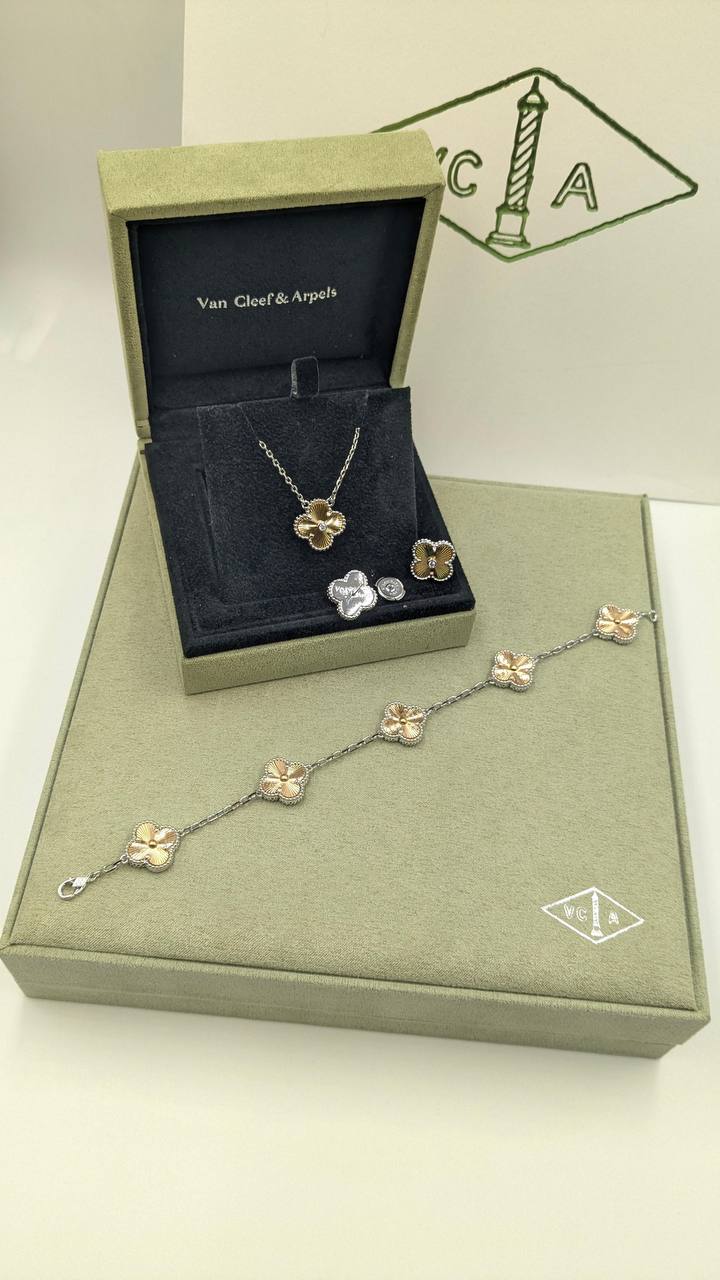 VCA
*Master Quality* 
*Necklace, Earrings & Bracelet*
180 dhs🇦🇪 with Normal Box 🎁
220 dhs🇦🇪 with Good Box 🎁
280 dhs🇦🇪 with Master box 🎁

Zain210
♥️♥️♥️