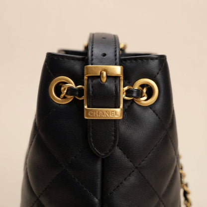 Chanel ʙᴜᴄᴋᴇᴛ ʙᴀɢ
ᴛᴡᴏ-ᴛᴏɴᴇ sʜᴏᴜʟᴅᴇʀ ʙᴀɢ
sᴜᴇᴅᴇ & ǫᴜɪʟᴛᴇᴅ ʟᴀᴍʙsᴋɪɴ
ɢᴏʟᴅ ʜᴀʀᴅᴡᴀʀᴇ
ɪɴ ᴛᴡɪsᴛ ʟᴏᴄᴋ ʟᴏɢᴏ
sɪᴢᴇ : 23 cm

90 dhs🇦🇪🇦🇪

Zain31
♥️♥️♥️