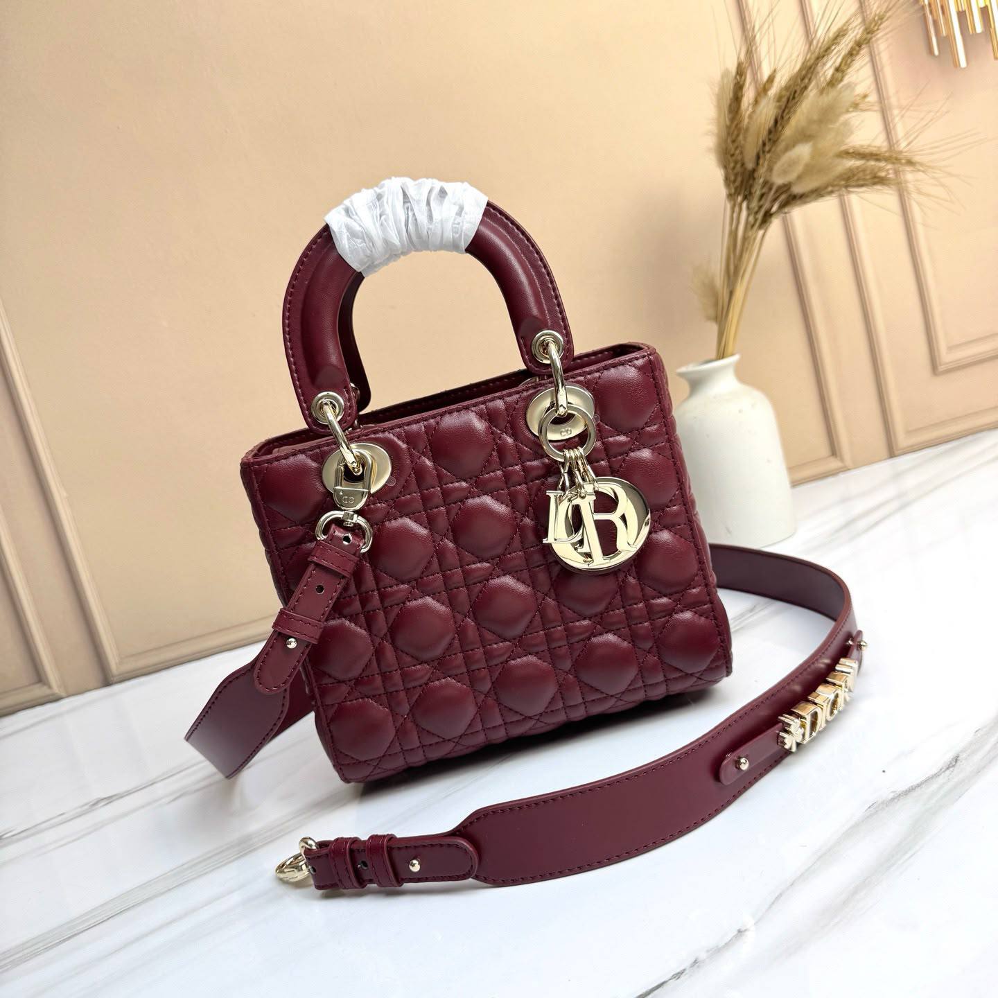 Dior💕🫶🏼
Master🌺🌺
330 dhs✅
20cm🫶🏼🫶🏼 

Zain297
♥️♥️♥️