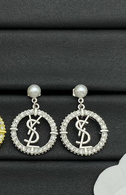 YSL 🦋*
Earring 🔥
Master quality 💯
With normal boxes 🗃️ 
And paper bag 🛍️
45 dhs✅

Zain216
♥️♥️♥️
