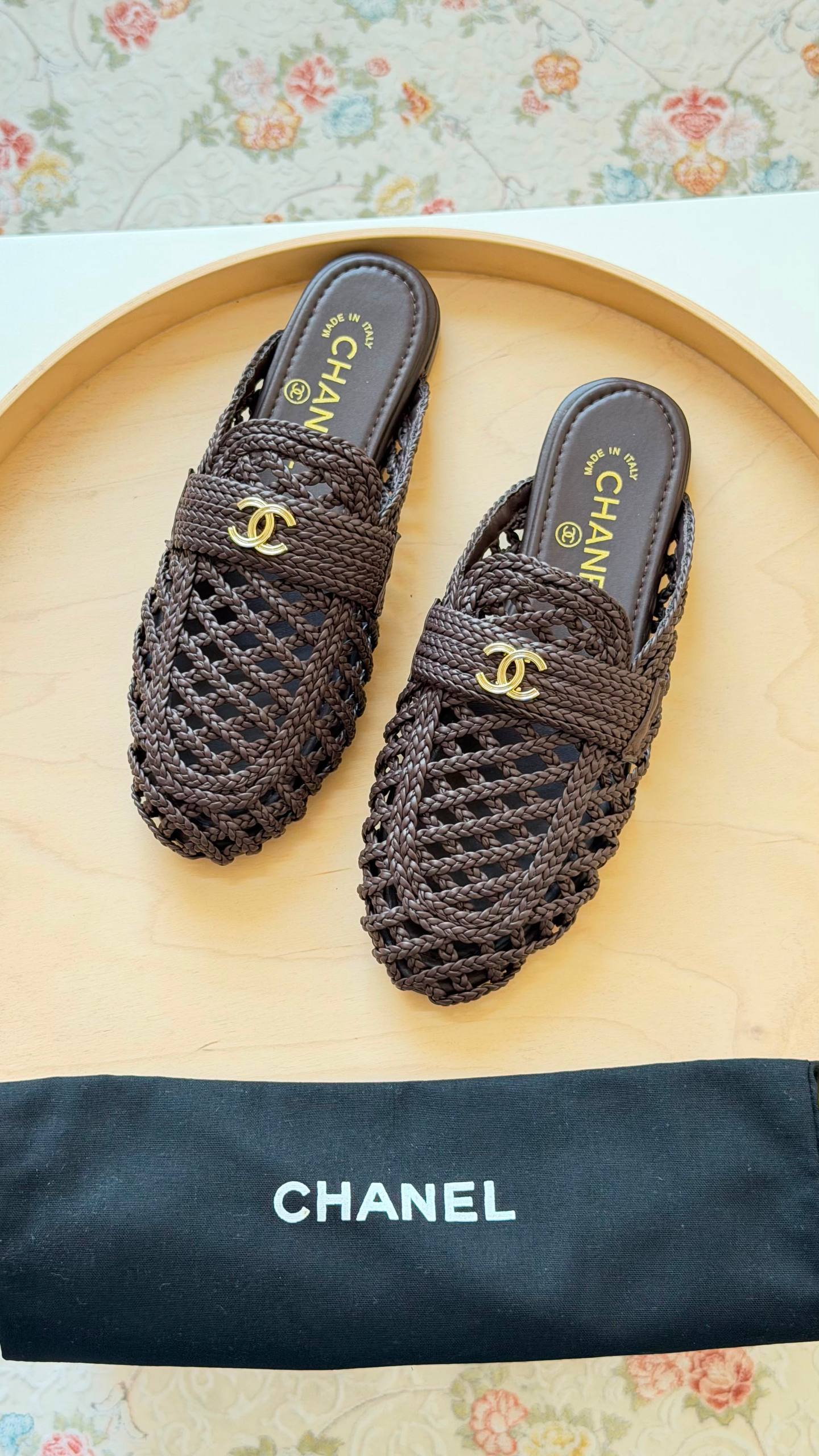 CHANEL
Master quality 
Size: 36 to 41
450 dhs✅

Zain318
♥️♥️♥️