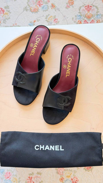CHANEL
Master quality 
Size: 36 to 41
450 dhs💛

Zain318
♥️♥️