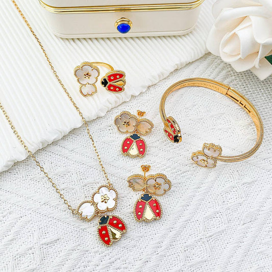 220 dhs✅ SET 
Necklace
Bangle 
Earring 
Ring
WITH BOX AND PAPER BAG 🎁🛍️

Zain89
♥️♥️♥️
