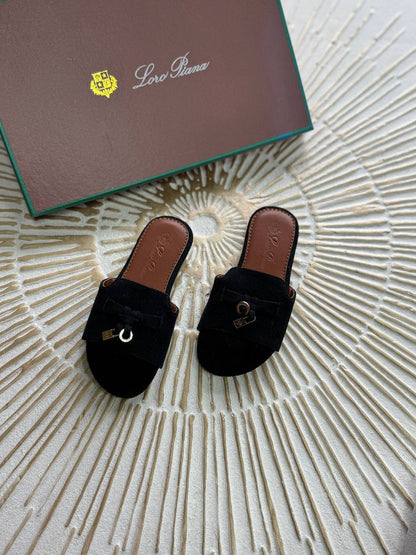 Loro Piana
 Super master quality 😍
Size:26To 37
240 dhs🌺

Zain261
♥️♥️♥️