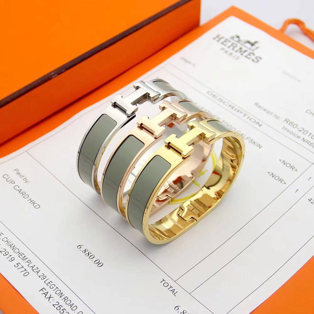 GOLD 
ROSE GOLD
SILVER
BANGLE HERMES 
MASTER✨💫
60 dhs✅✅
 EACH WITH BOX AND PAPER BAG🎁🛍️

Zain89
♥️♥️♥️