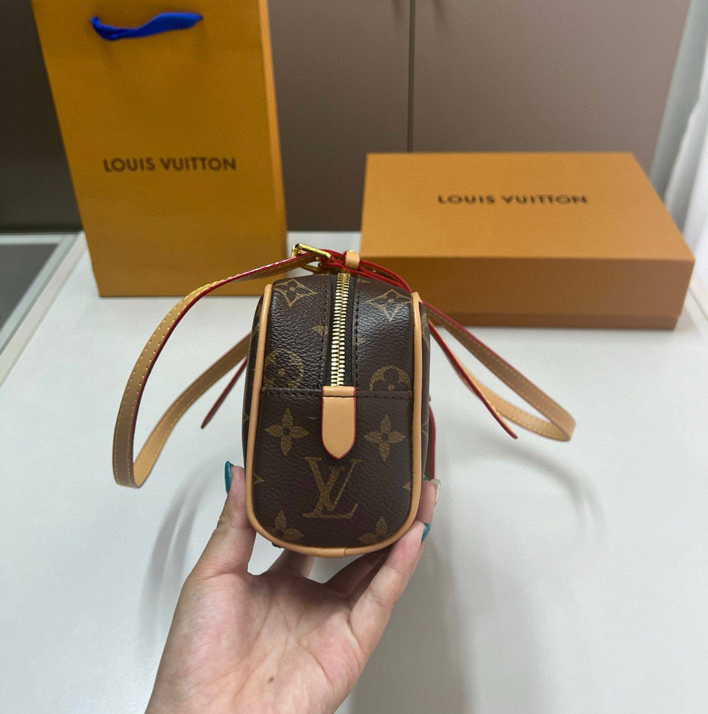 LV
GOOD QUALITY
 WITH BOX 
🎁🎁🎁

90 dhs🪙🌨️

Zain39
♥️♥️♥️