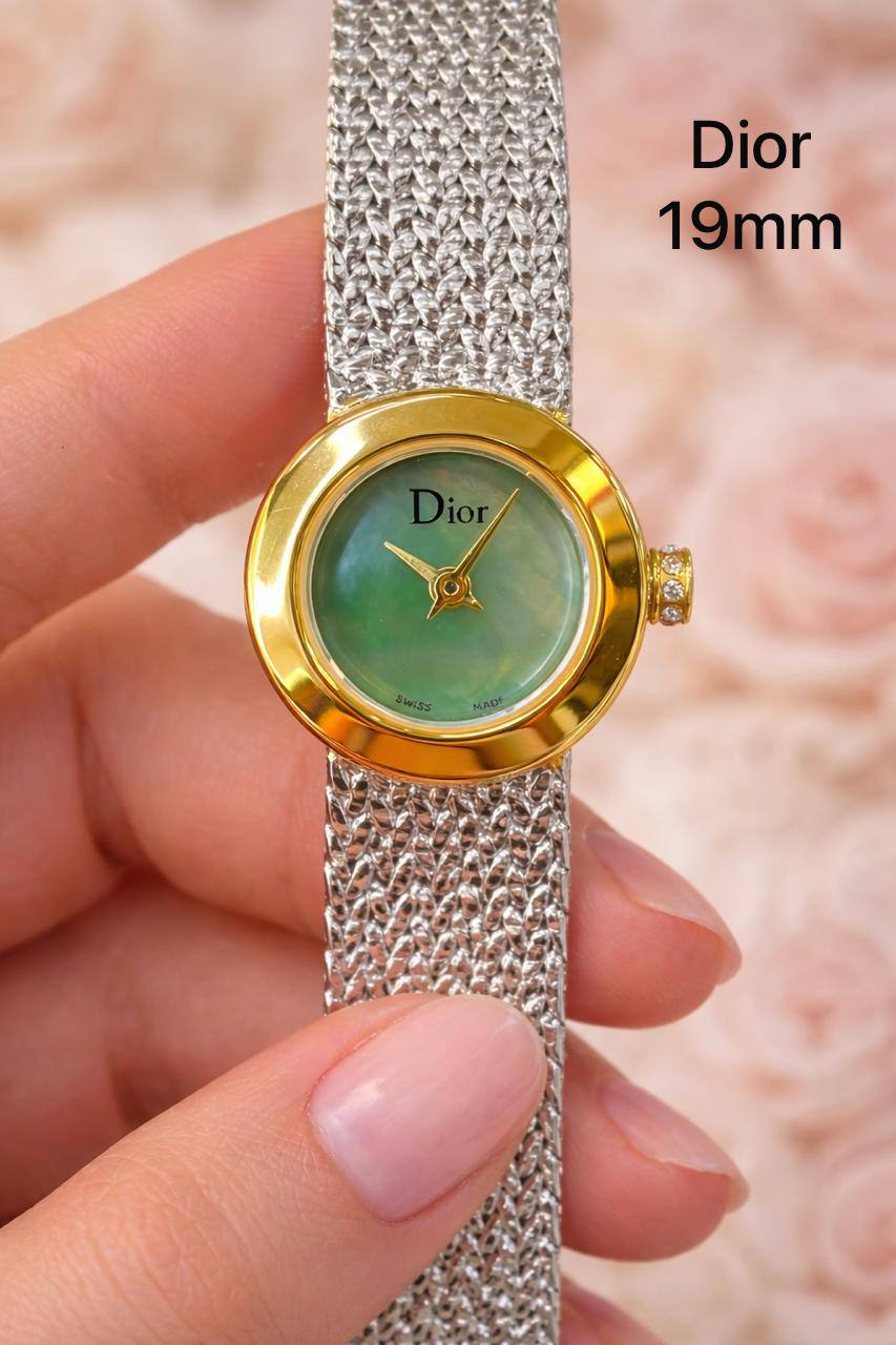Dior mini size watch for ladies good quality 
170 dhs🌺
 (size 19mm)

Zain59
♥️♥️♥️