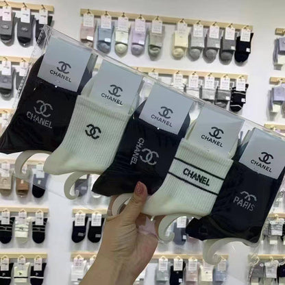 Socks 🧦 ❤️‍🔥*
5 piece 🤯
With boxes 🗃️ 
good quality 💯
45 dhs🪙💚

Zain216
♥️♥️♥️