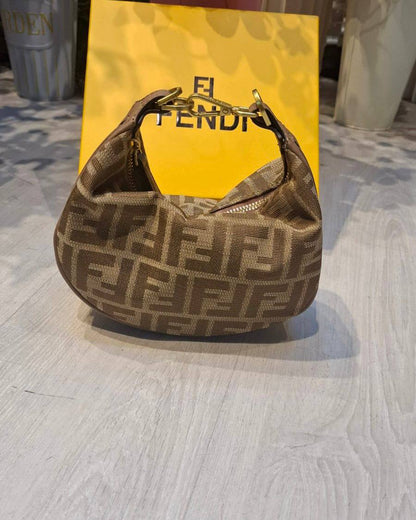 Fendi 
Mini Fendigraphy
20cm

95 dhs❤️ 

with BOX
🎁🎁🎁

Zain44
♥️♥️♥️