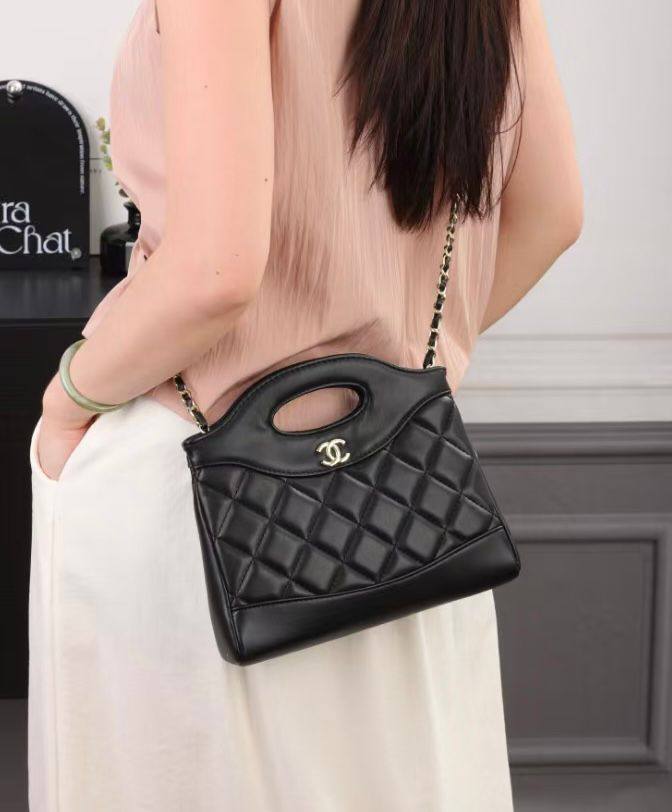 Chanel
90 dhs✅
With box
Limited stock

Zain219
♥️♥️♥️