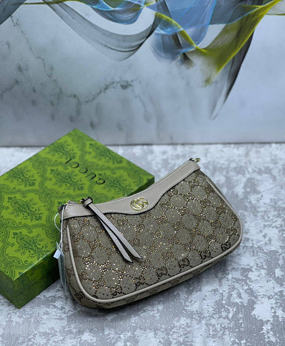 Gucci

with box 
🎁🎁🎁

95 dhs❣️

Zain175
♥️♥️♥️