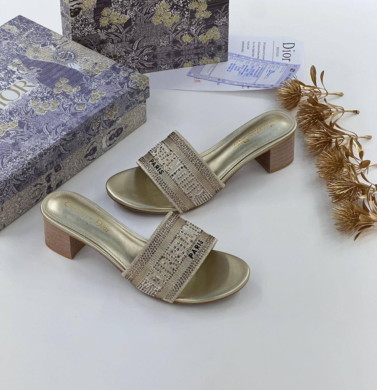 New. Dior heel 

   Size  .  36.  to 41

85 dhs✅

Zain80
♥️♥️♥️