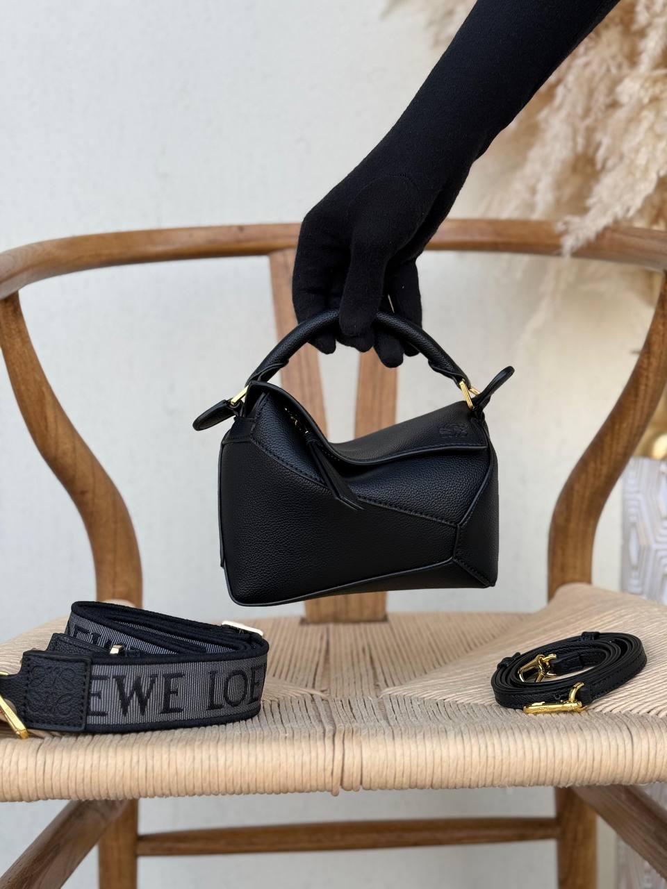 LOEWE

18cm

340 dhs🪙🌨️
Top quality 

With box🎁

Zain167
♥️♥️♥️