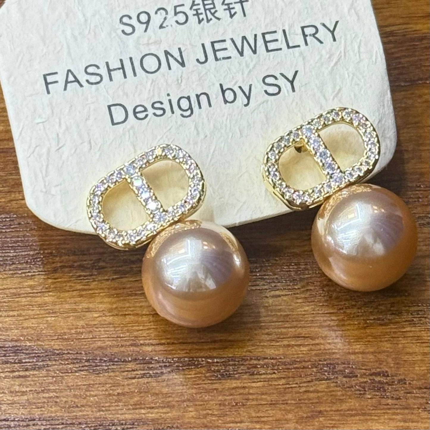 Earring ❤️‍🔥*
good quality 💯
With black boxes 🗃️ 
20 dhs❣️
With normal boxes 📦 
30 dhs❣️

Zain216
♥️♥️♥️