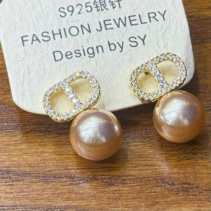 Earring ❤️‍🔥*
good quality 💯
With black boxes 🗃️ 
20 dhs❣️
With normal boxes 📦 
30 dhs❣️

Zain216
♥️♥️♥️