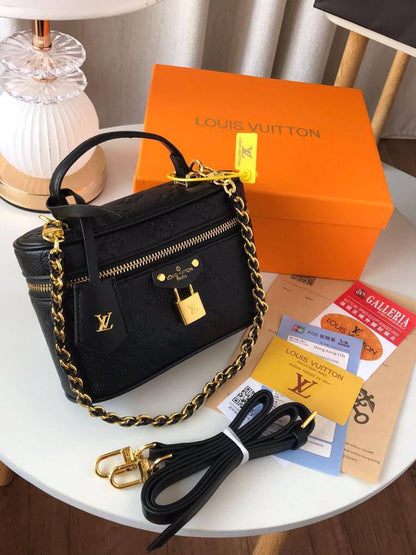 LV
90 dhs✅
with box
size 19×7×12cm

Zain42
♥️♥️♥️