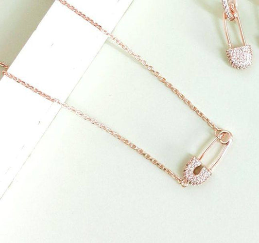 CHANEL ⭐
MASTER SET
✨💫*150*DHS✅
NECKLACE
EARRING 
WITH BOX AND PAPER BAG🎁🛍️

Zain89
♥️♥️♥️