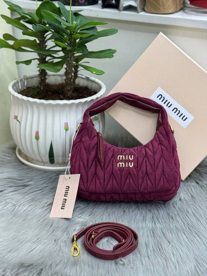 MIU MIU
SIZE  ……… 22 CM 🥰
95 dhs🇦🇪
with BOX🌷

Zain51
♥️♥️♥️